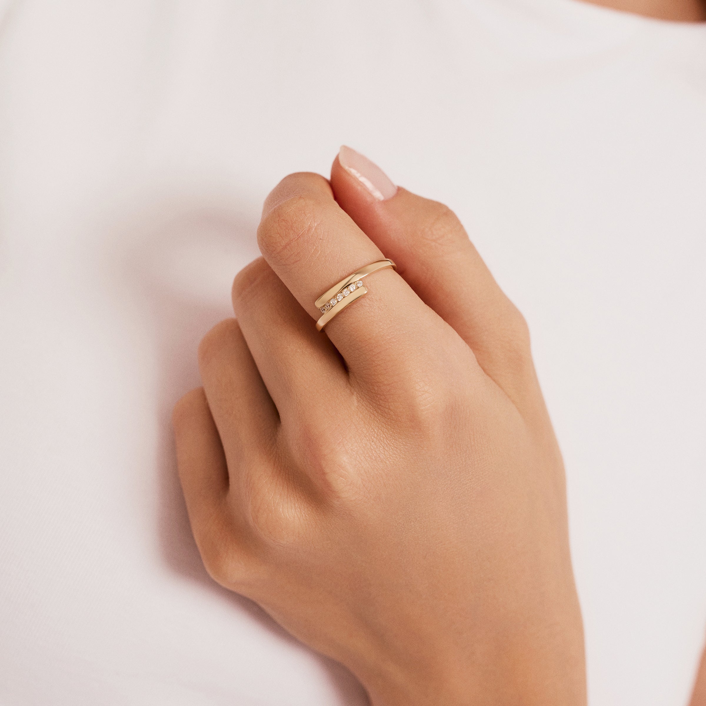 Minimalist Connected Band CZ Ring in 14K Gold